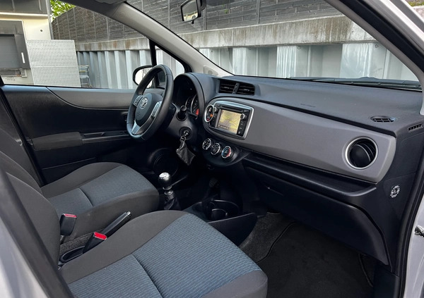 Toyota Yaris cena 34222 przebieg: 63000, rok produkcji 2011 z Sochaczew małe 277